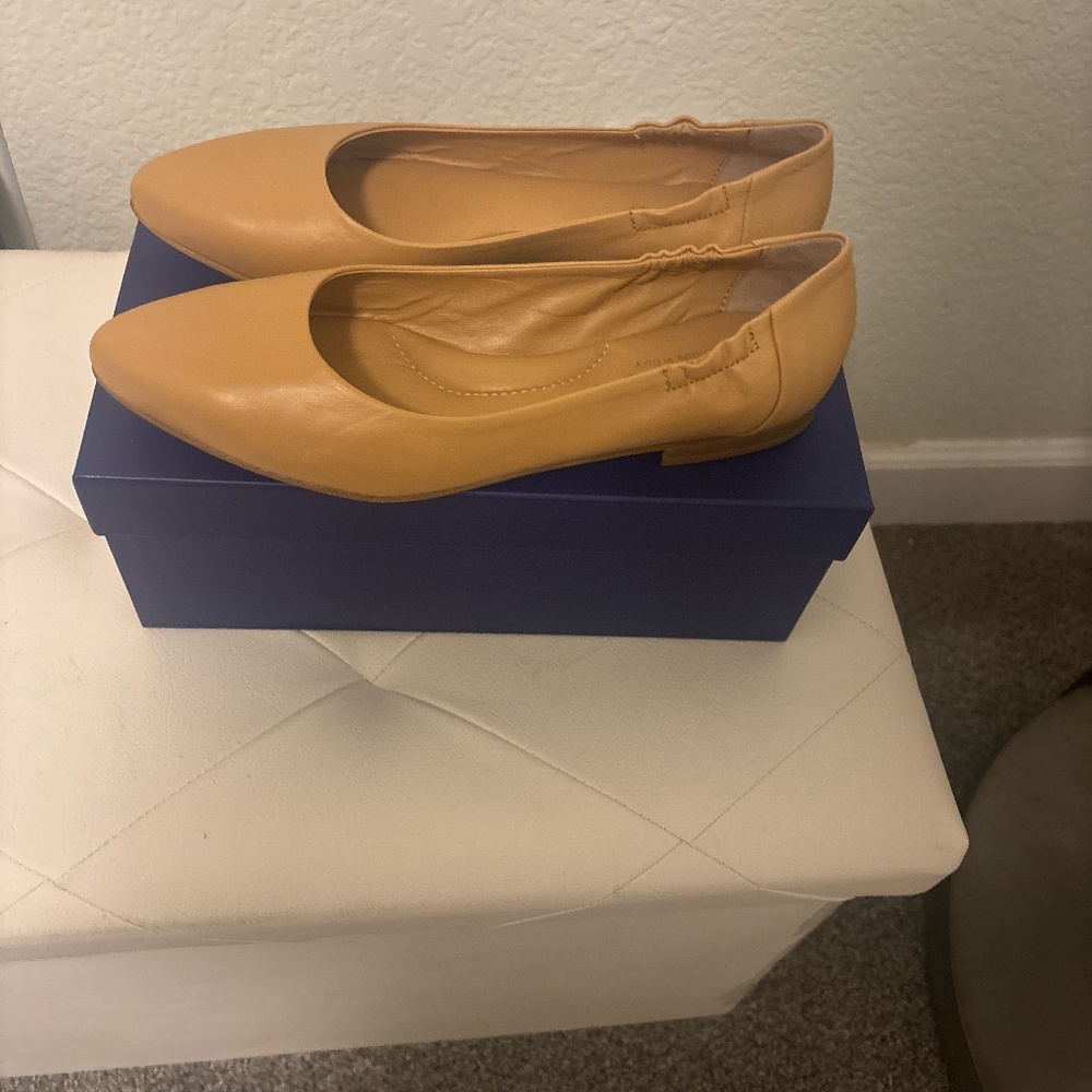 Italeau women’s Italian leather flats new with box size 9